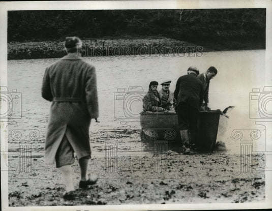 1933 Press Photo The Prince of Wa;es at Cornwall England see oyster beds