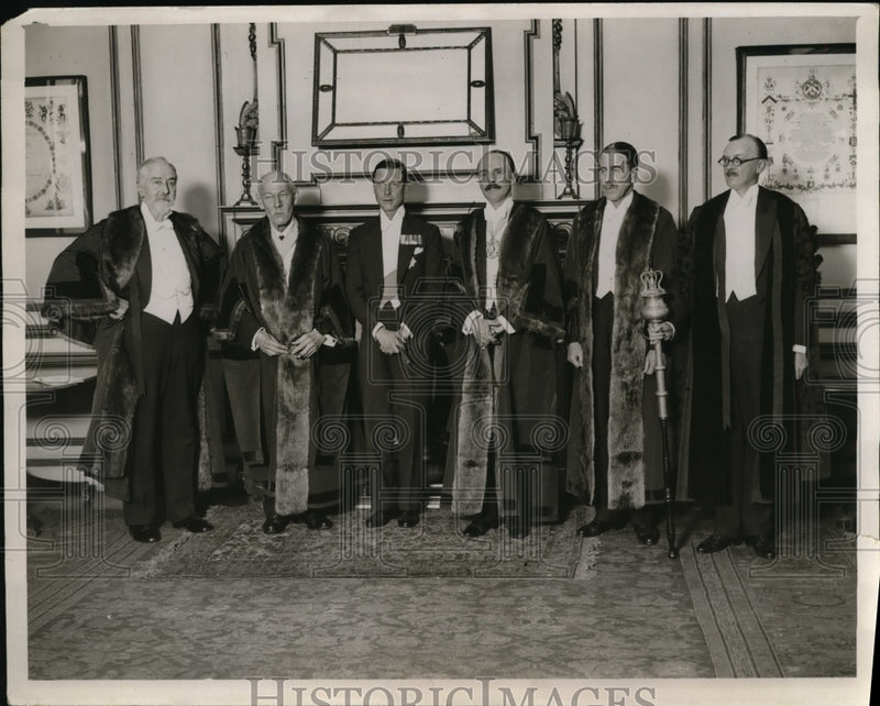 Load image into Gallery viewer, 1930 Press Photo Prince of Wales &amp; Company of Weavers Mr Radcliffe - nex83471
