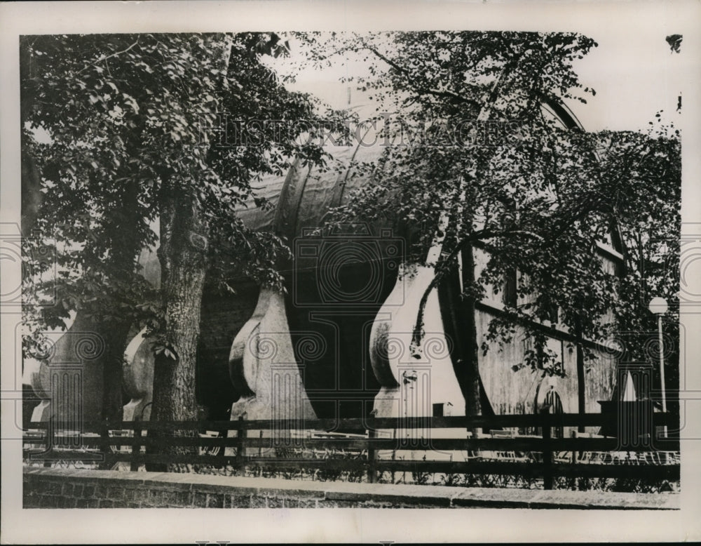 1935 Press Photo Worlds largest barrel arrives in Berlin 1 million liters