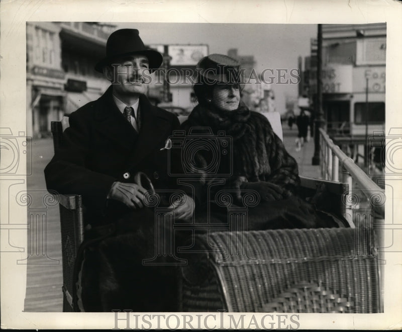 Load image into Gallery viewer, 1941 Press Photo US Solicitor Gen Francis Biddle &amp; wife in NJ
