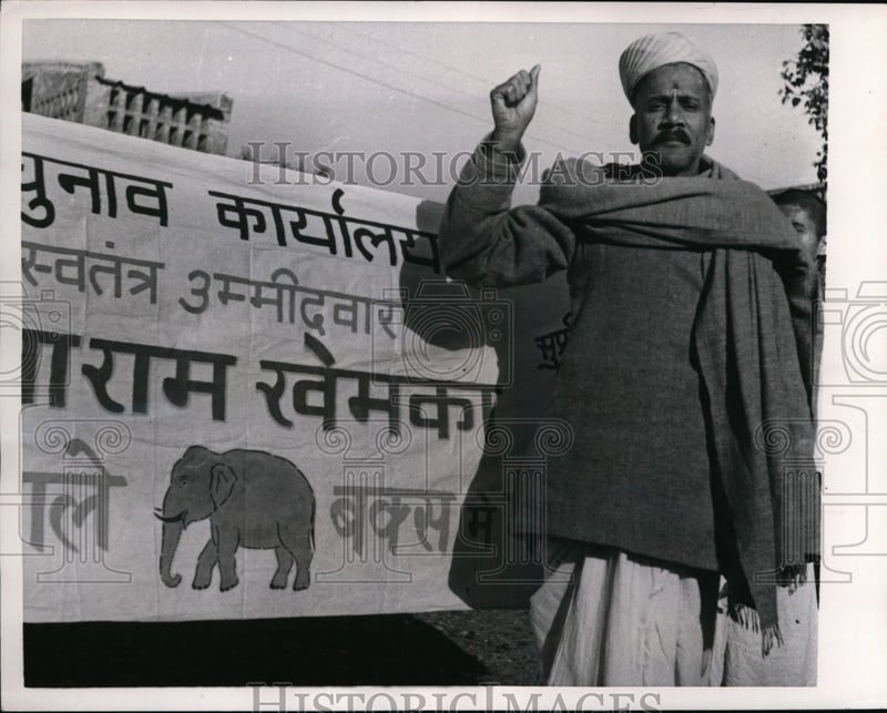 Load image into Gallery viewer, 1957 Press Photo Allahabad India Gita Ram Khemka against Nehru
