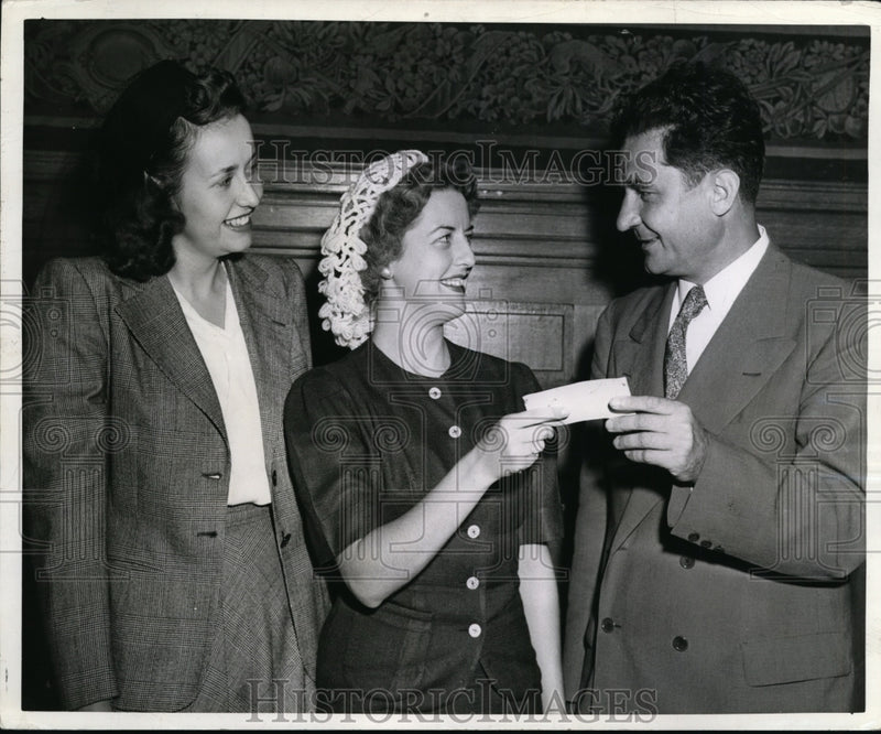 Load image into Gallery viewer, Press Photo Cleveland Mayor Frank Lausche, Jane Schlendorf, Pat Zettlemeyer
