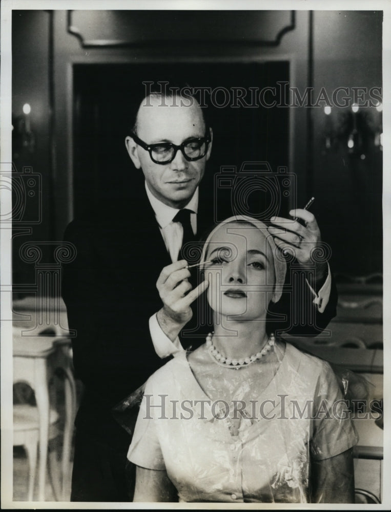 1962 Press Photo A man applies eye beauty products to a model - nex83717