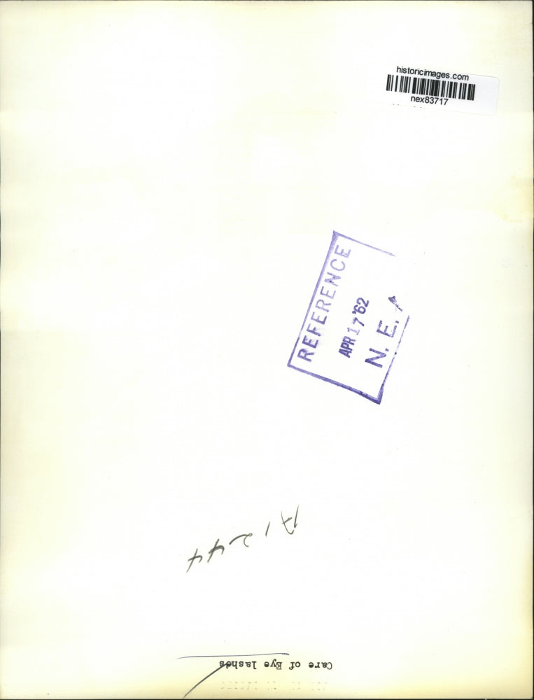 1962 Press Photo A man applies eye beauty products to a model - nex83717