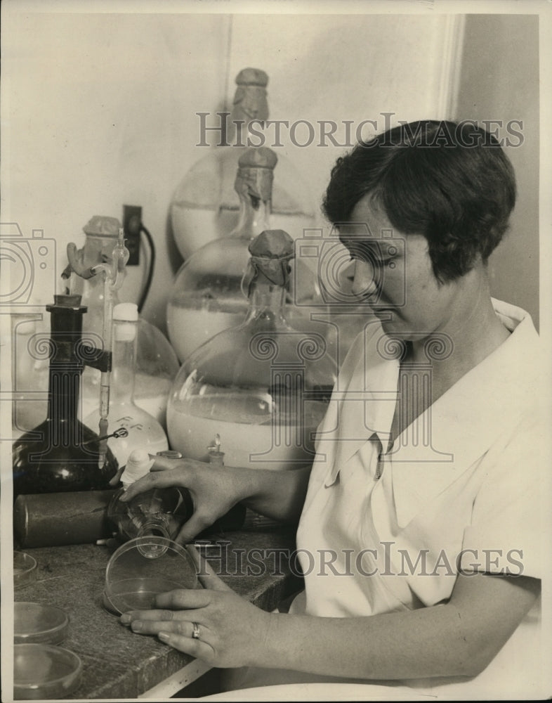 1932 Press Photo A woman testing milk at Walter Gordon Labs Plainstown NJ