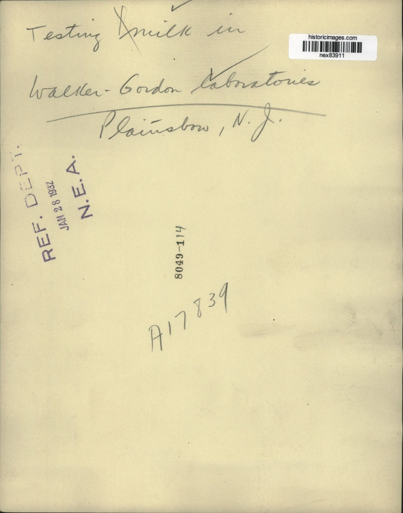 1932 Press Photo A woman testing milk at Walter Gordon Labs Plainstown NJ