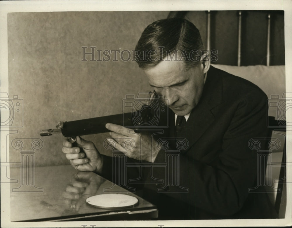 1926 Press Photo Dr WW Coblent & luminometer for suns brightness