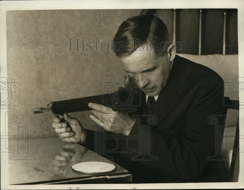Load image into Gallery viewer, 1926 Press Photo Dr WW Coblent &amp; luminometer for suns brightness
