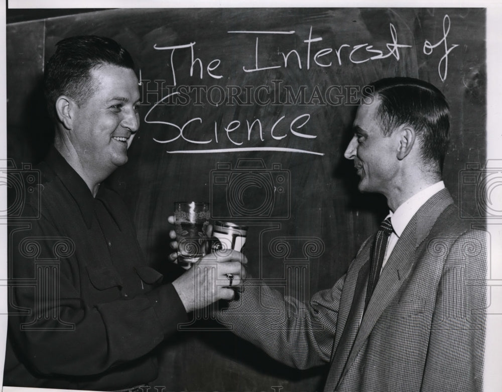 1955 Press Photo Chicago Bruce Bergum & Sgt William Harrell drink for science