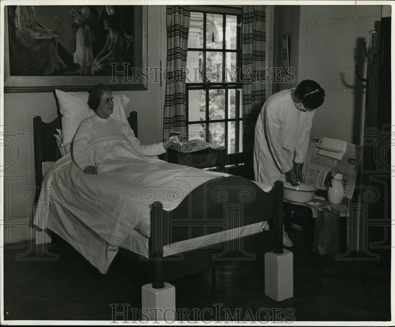 Load image into Gallery viewer, 1941 Press Photo Home nursing class &amp; methods to prevent contagion - nex84051
