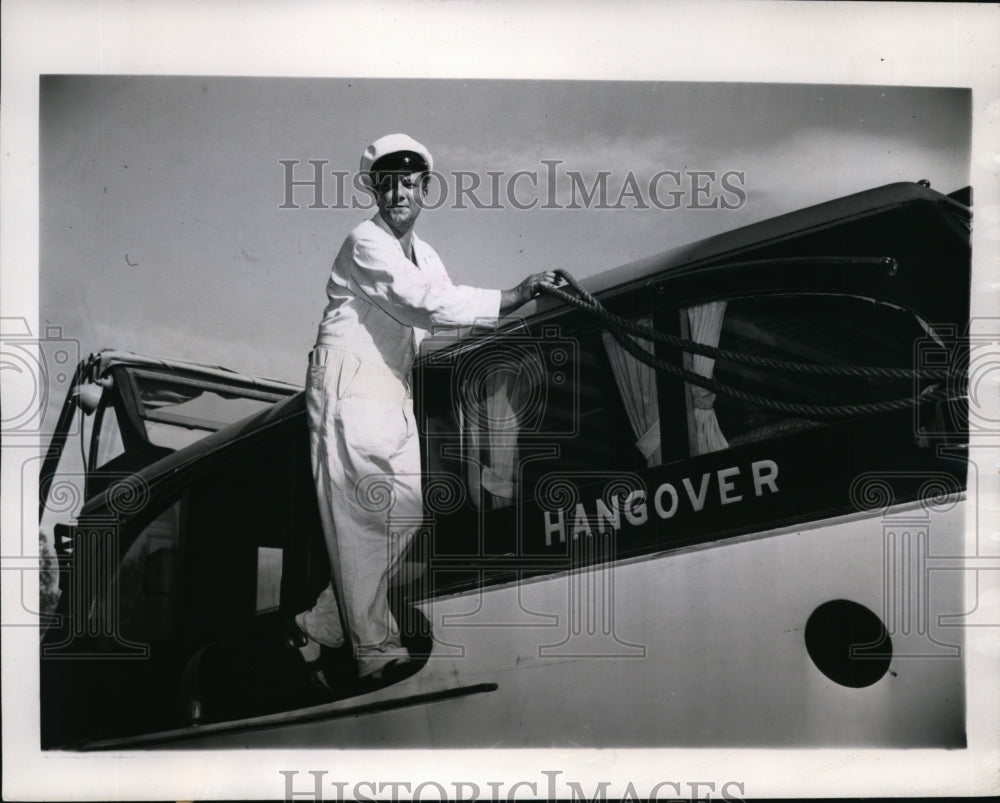 1945 Press Photo Miami Fla Air Corps Bob Washington on boat Hangover - nex84071