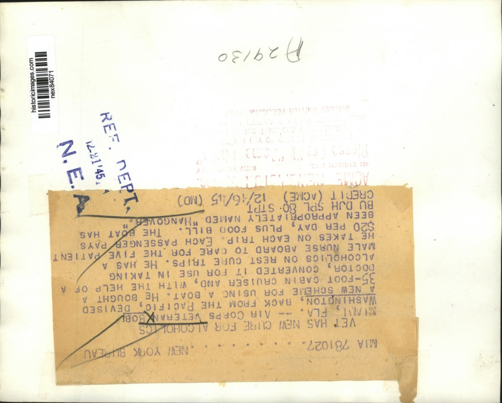 1945 Press Photo Miami Fla Air Corps Bob Washington on boat Hangover - nex84071