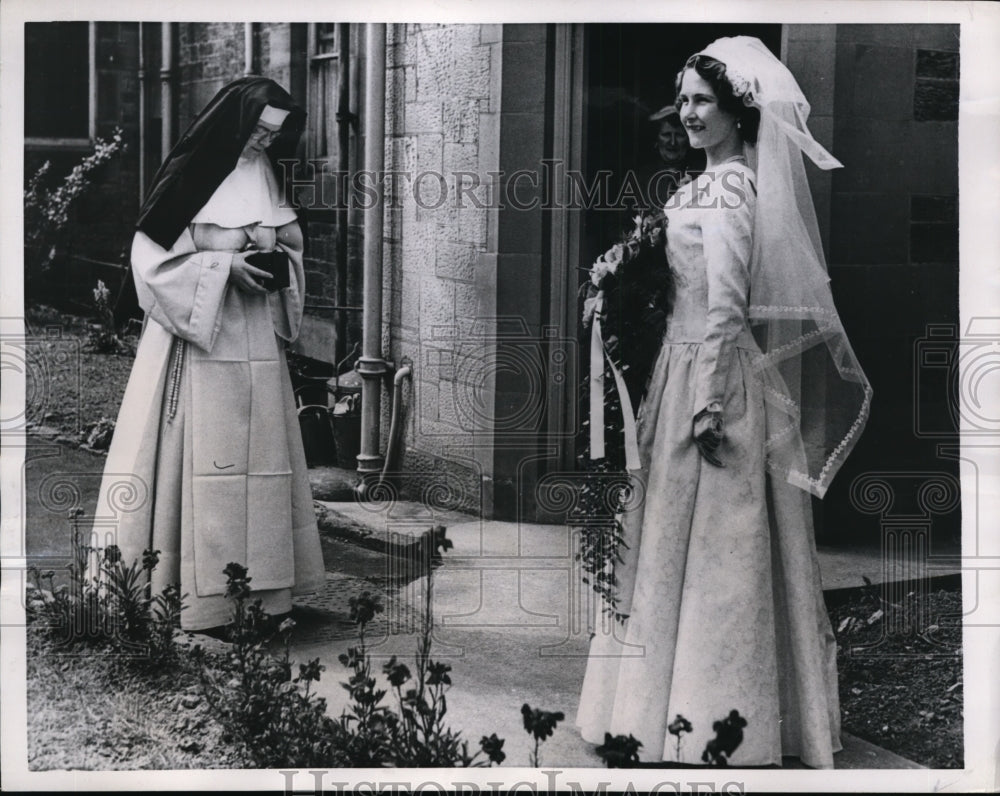 1957 Press Photo Newcastle England Jean Williams & Sister Mary at convent