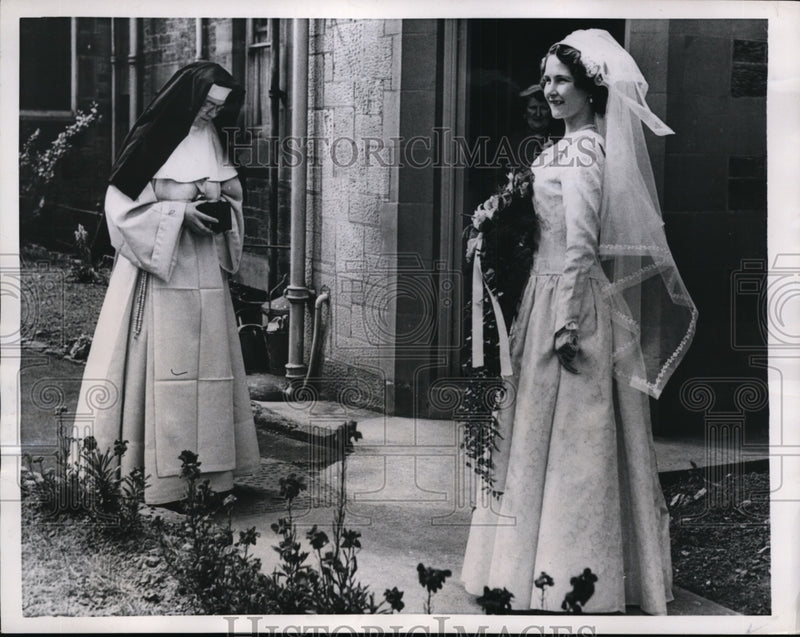 Load image into Gallery viewer, 1957 Press Photo Newcastle England Jean Williams &amp; Sister Mary at convent
