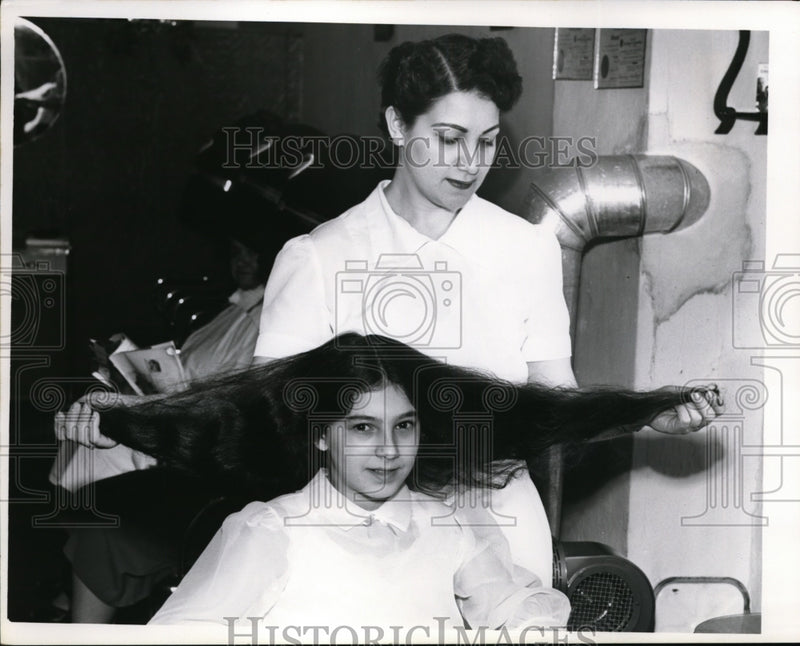Load image into Gallery viewer, 1953 Press Photo Dolores Hejdok age10 &amp; Terry Amato in Cleveland - nex84186
