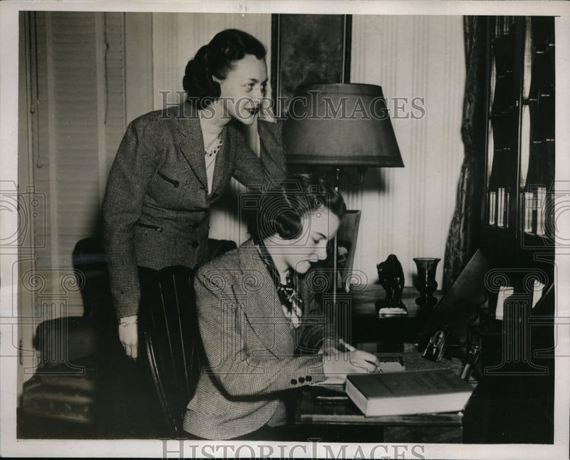 Load image into Gallery viewer, 1938 Press Photo Sara &amp; Julia Farmer Fulton HS Atlanta Ga twins
