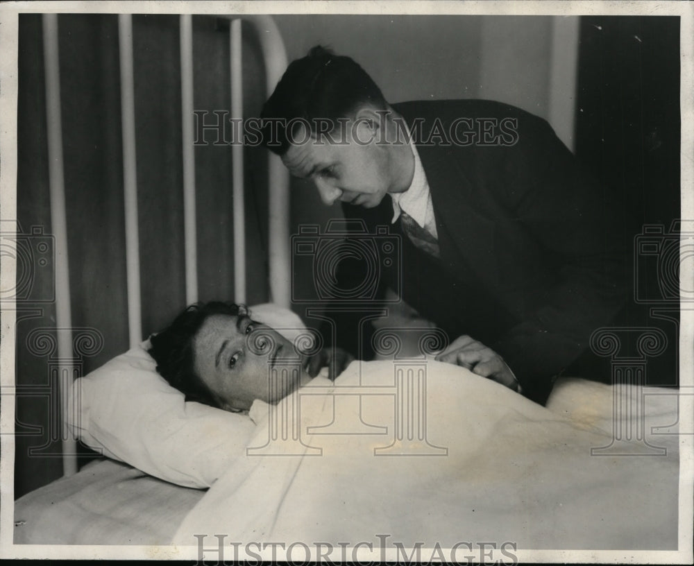 1927 Press Photo Mrs Rose Young overcome by gas & husband Martin at hospital