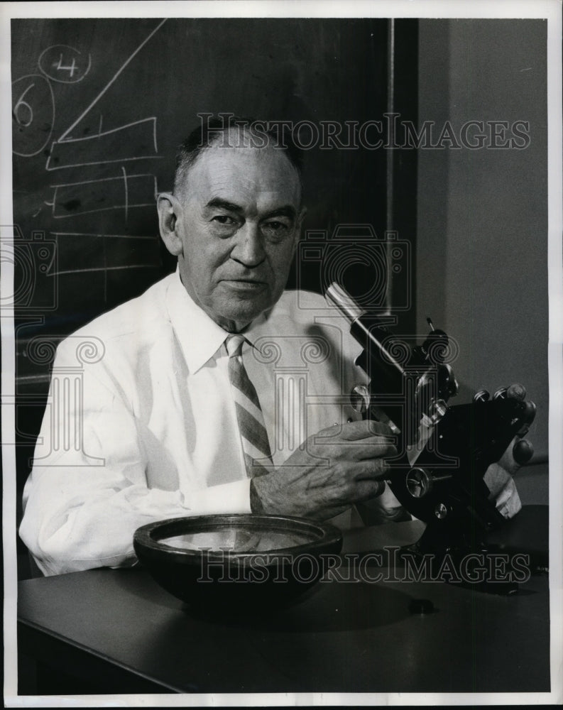 1961 Press Photo Schnectady NY Allen Cooley research metallurgist at GE
