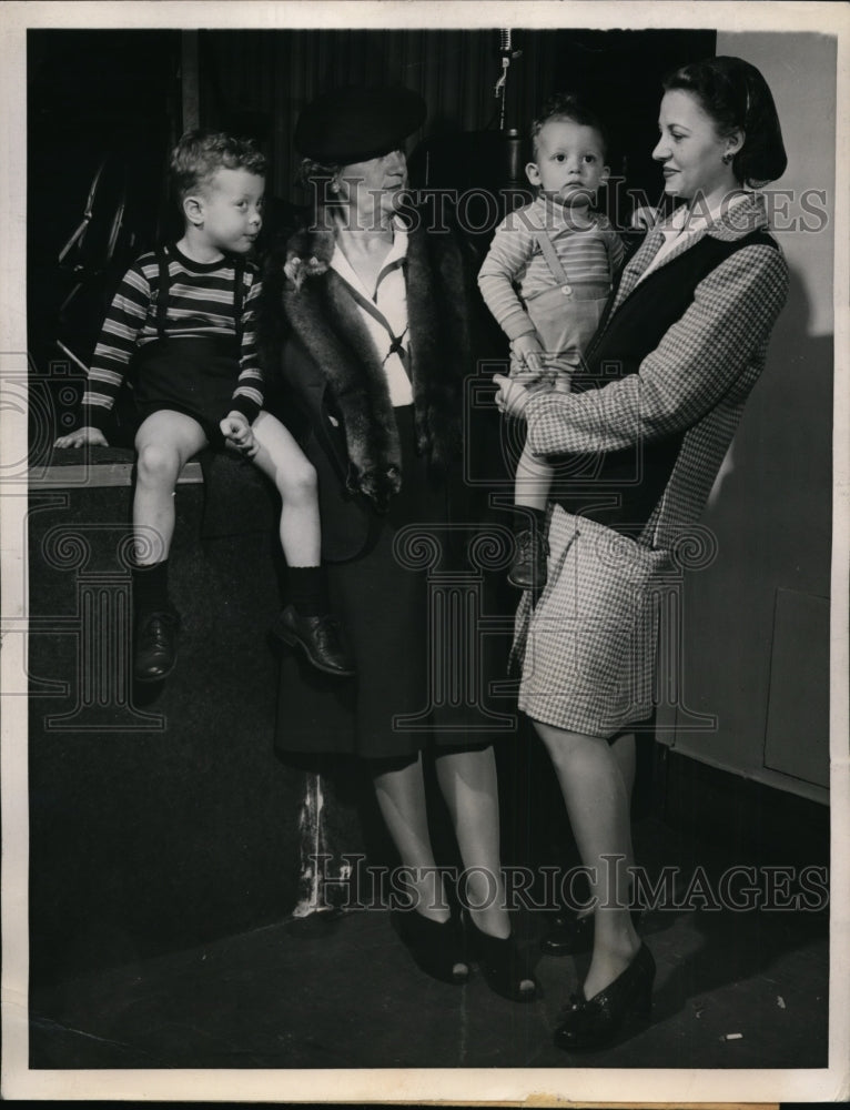 Load image into Gallery viewer, 1944 Press Photo Chicago Mrs DM Walters, Anita Walters &amp; kids Billy, Richard
