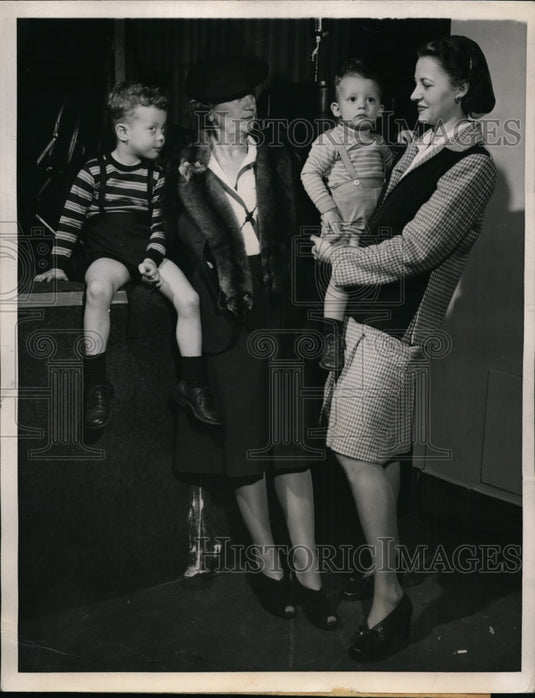 1944 Press Photo Chicago Mrs DM Walters, Anita Walters & kids Billy, Richard