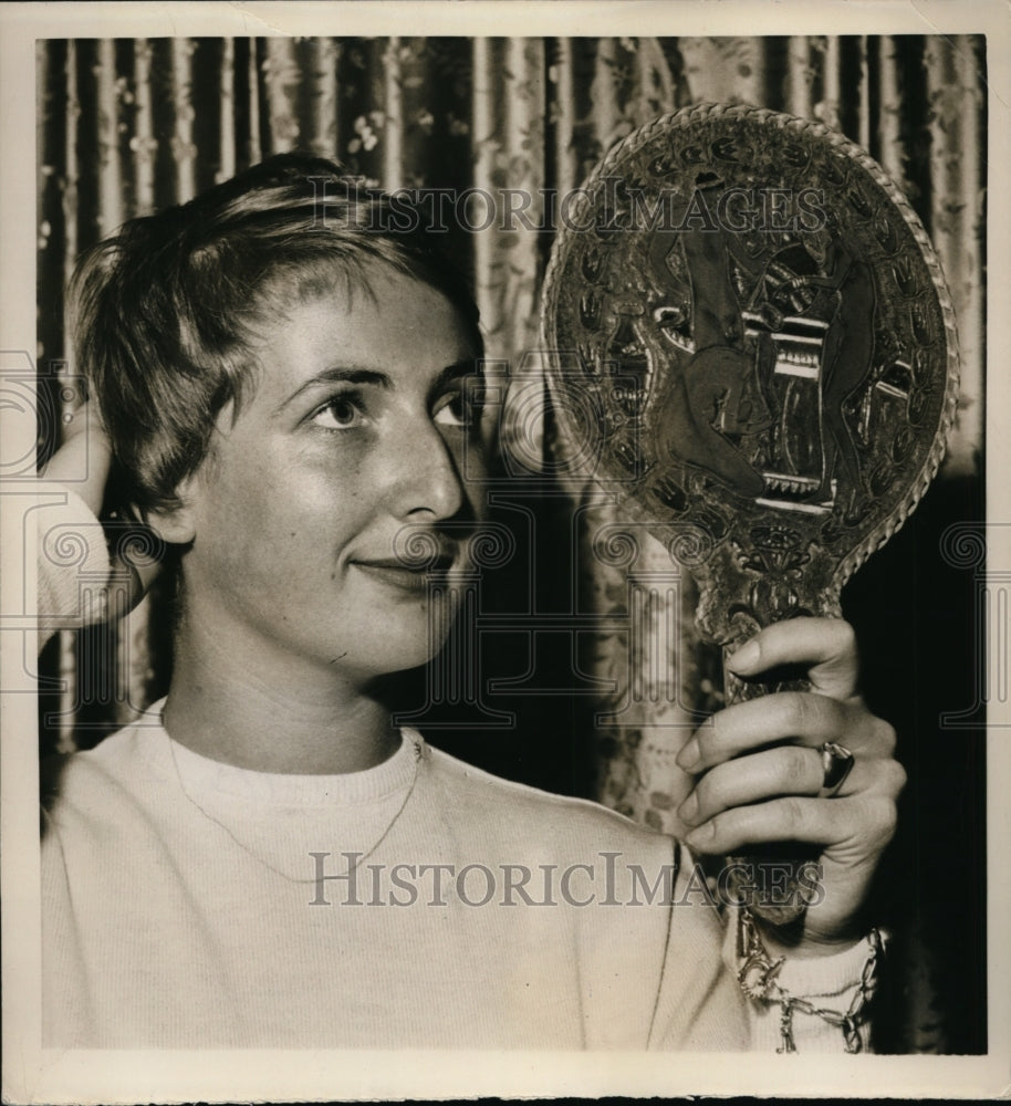 1956 Press Photo Offenbach Germany mirror for Queen Soraya of Iran - nex84489