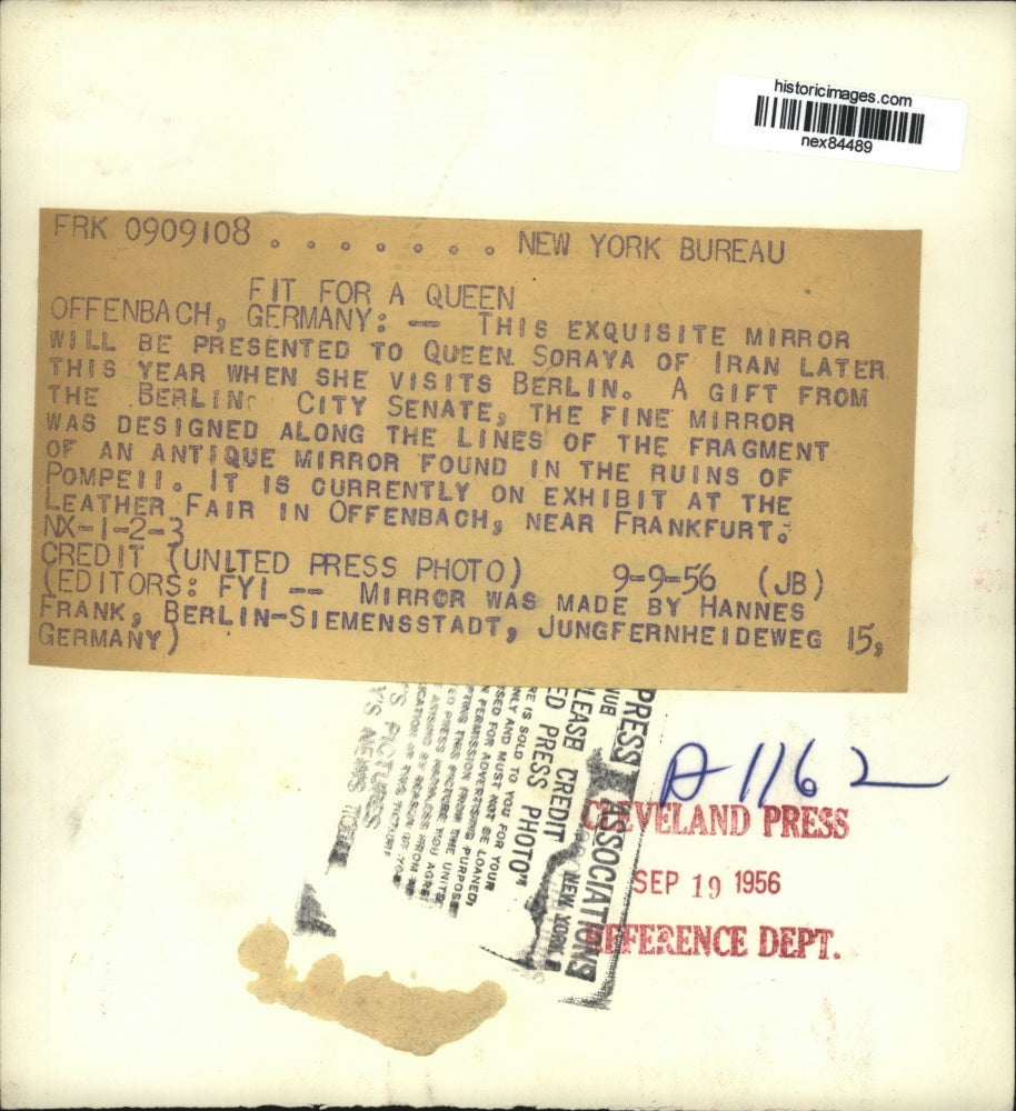 1956 Press Photo Offenbach Germany mirror for Queen Soraya of Iran - nex84489