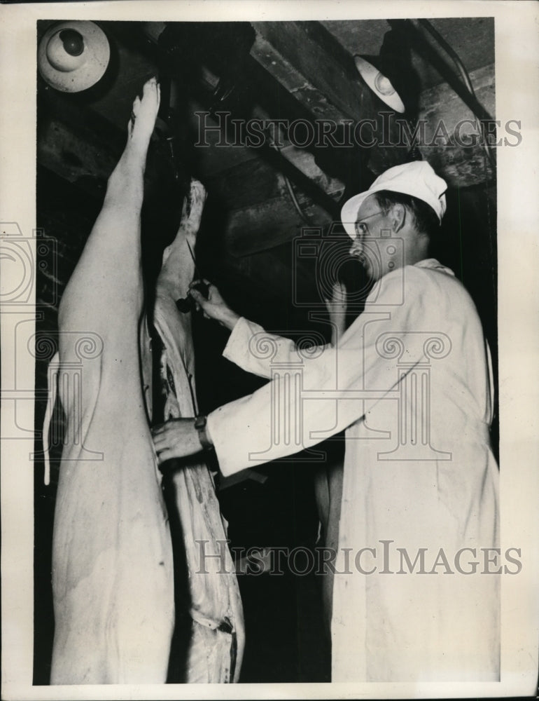 Load image into Gallery viewer, 1939 Press Photo Chicago Armour &amp; Co plant butcher inspects hogs
