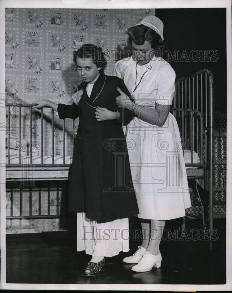 Load image into Gallery viewer, 1950 Press Photo VIvian after 1st cortisone shot learns to walk Bellvue Hospital
