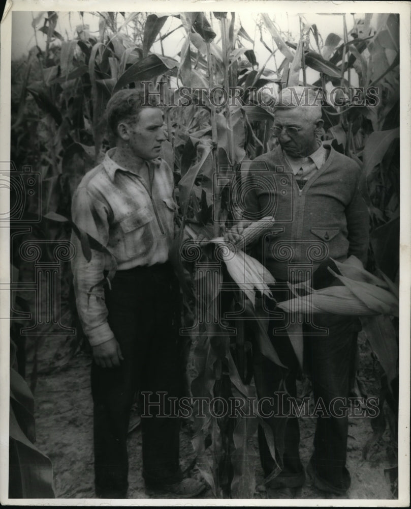 1945 Press Photo Gordon John Eichhorn a star American farmer in his fields