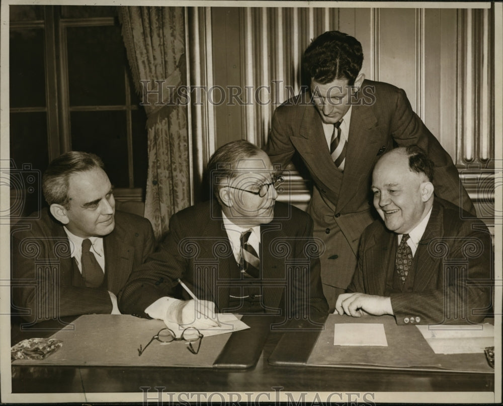 1946 Press Photo DC Labor Sec Lewis Schwellenbach, EE White, JW Gibson