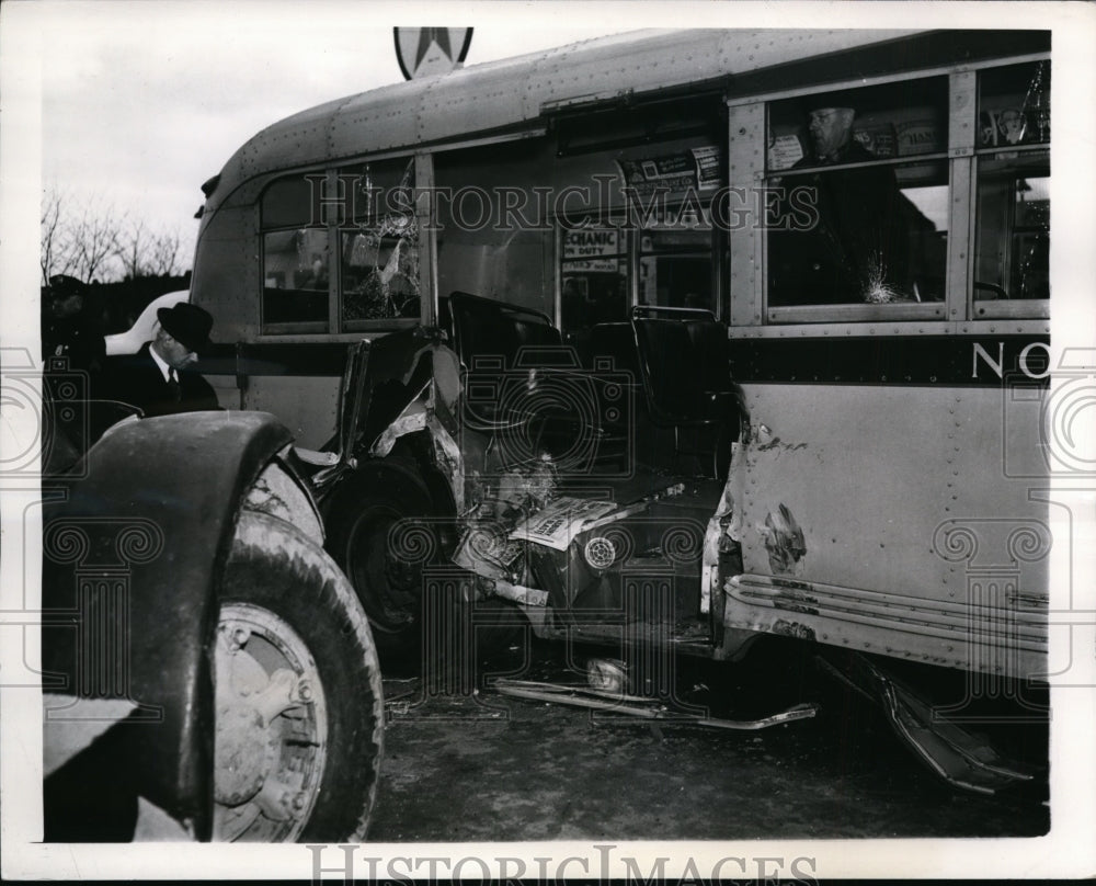 1942 Press Photo St Albans NY sand truck collision with a bus injuered 20