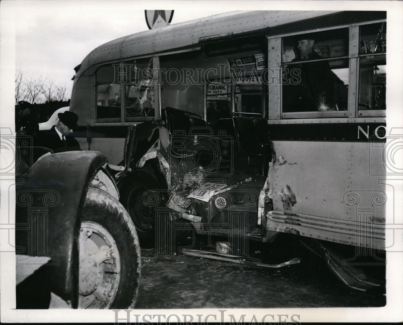 Load image into Gallery viewer, 1942 Press Photo St Albans NY sand truck collision with a bus injuered 20
