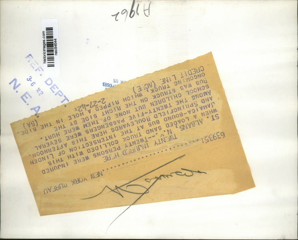 1942 Press Photo St Albans NY sand truck collision with a bus injuered 20