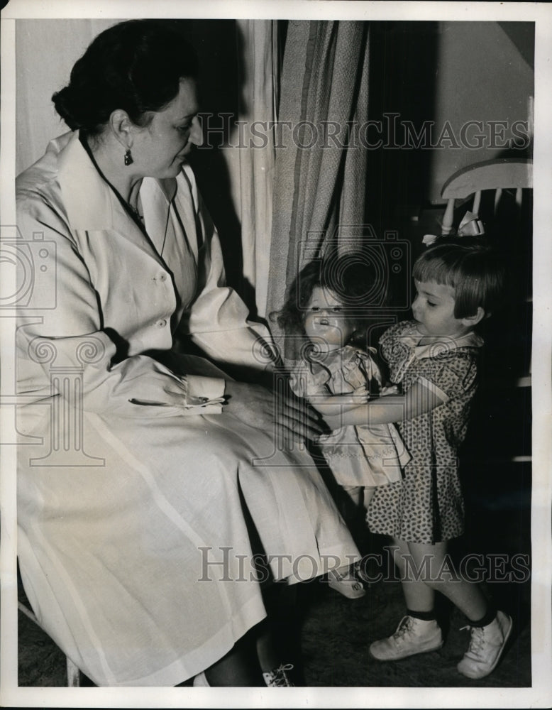 Load image into Gallery viewer, 1939 Press Photo Barbara Louise &amp; doll at Dayton Ohio beauty shop Mrs C Schram
