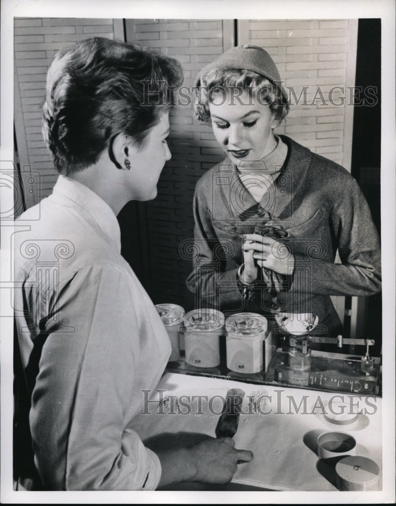 1954 Press Photo A woman at beauty counter choosing facial powder - nex84829