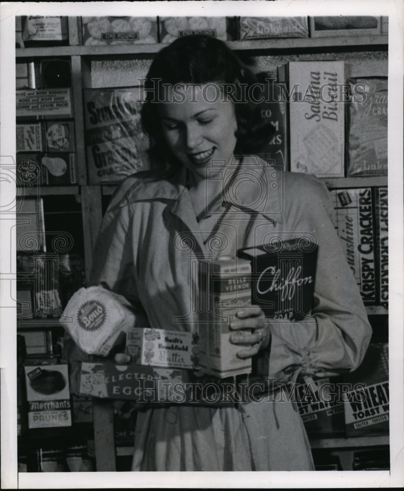 1947 Press Photo Cleveland Frances Kositzky at grocers with milk, butter & soap