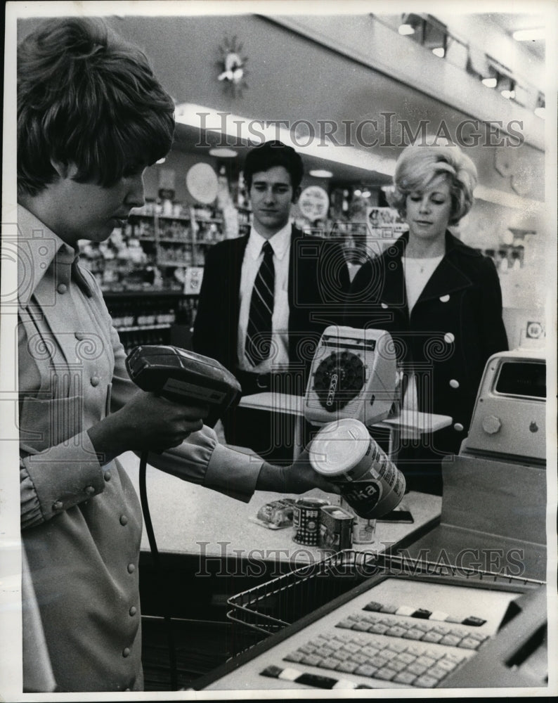 Load image into Gallery viewer, 1970 Press Photo LA Calif shoppers at checkout in a supermarket with scanners
