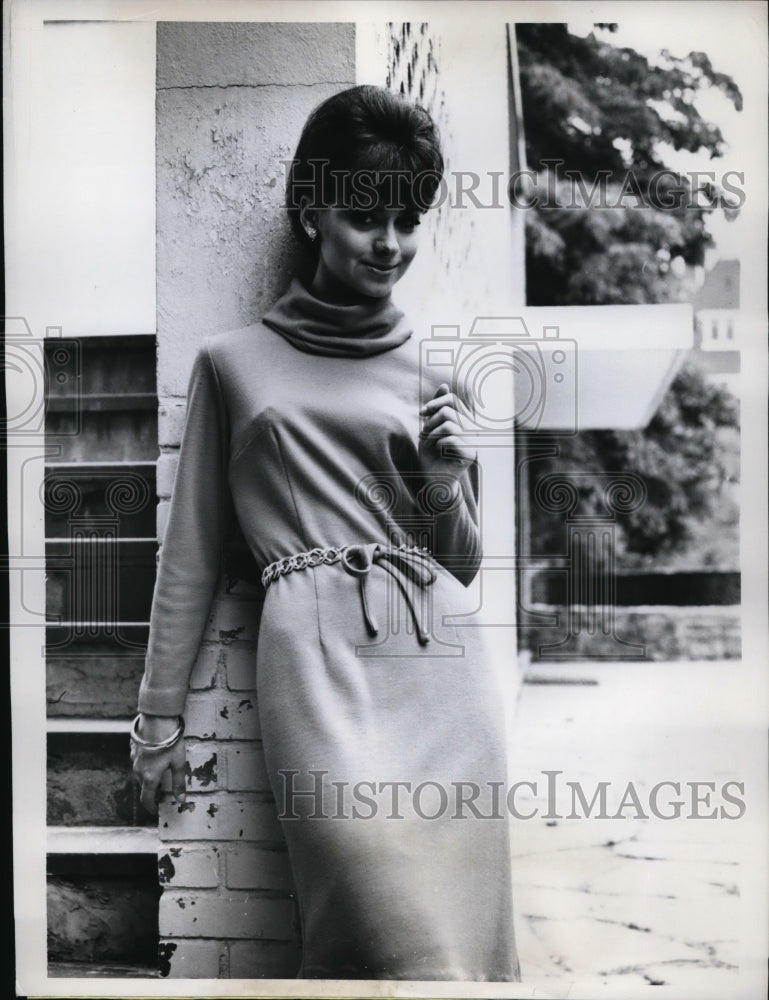 1962 Press Photo NYC Maggie Stover designed knitwear dress - nex84976