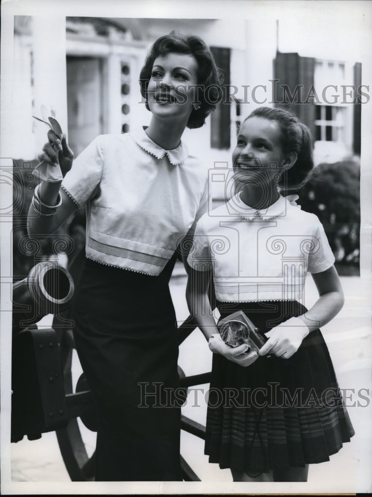 Load image into Gallery viewer, 1959 Press Photo NYC Lace trimmed blouses for mother &amp; daughter - nex84987
