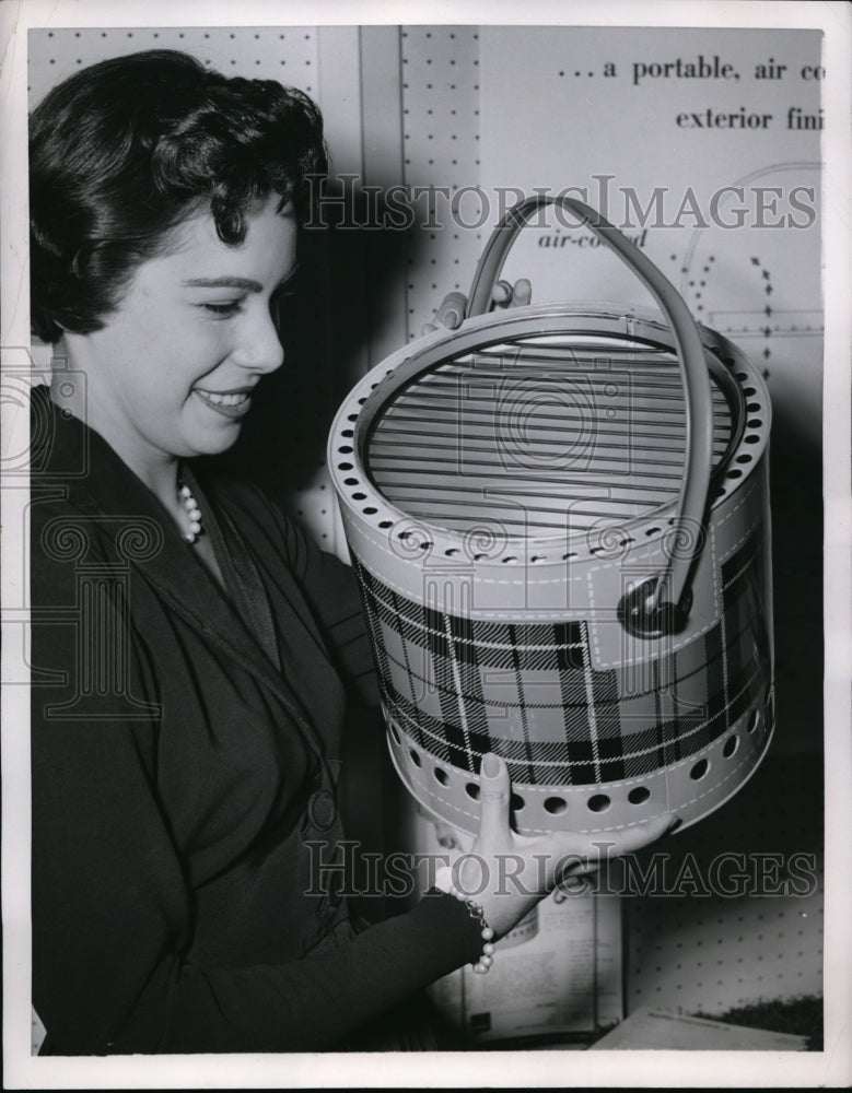 1953 Press Photo NYC Vickey Scotto & grill for outdoor portablilty