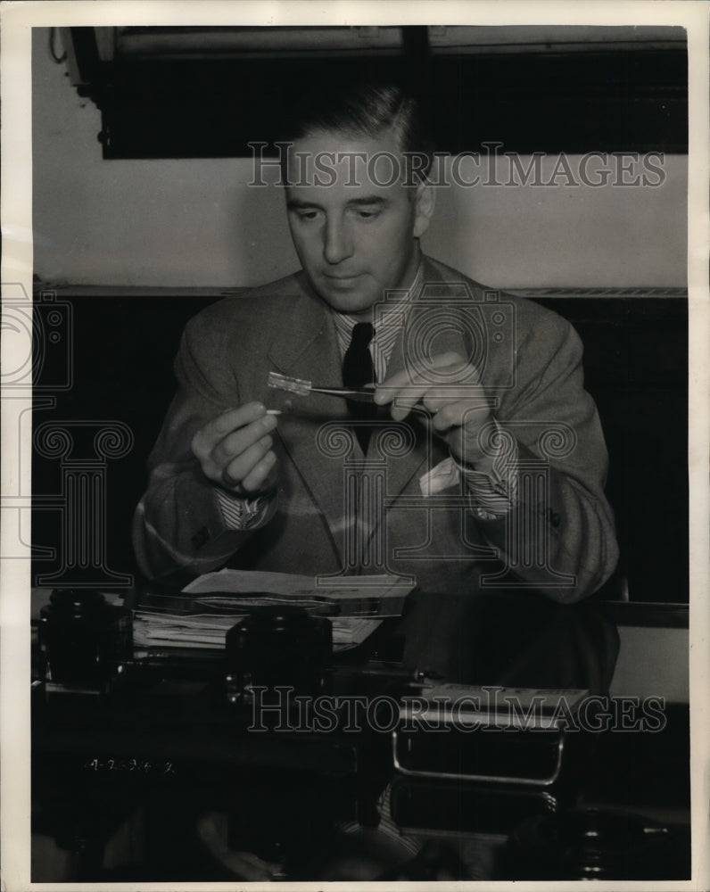 1940 Press Photo Westinghouse engineer WJ Russell & new theromstats