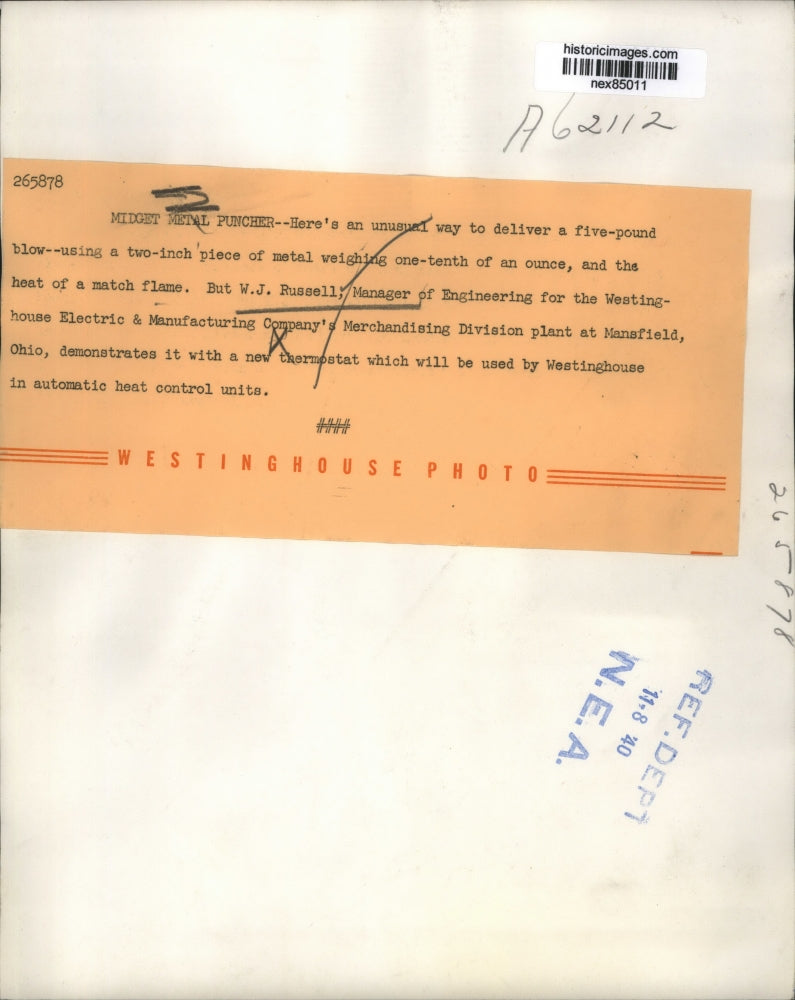 1940 Press Photo Westinghouse engineer WJ Russell & new theromstats