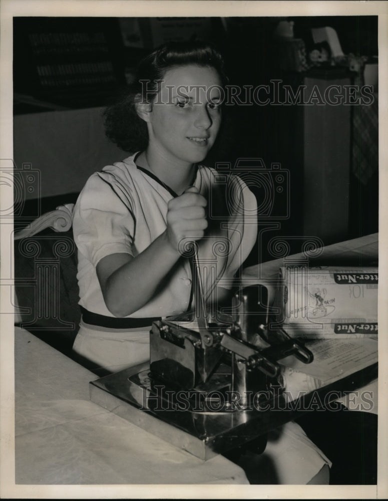 Load image into Gallery viewer, 1938 Press Photo Cinncinati Ohio Loretta Simon &amp; sandwich cutter by JM Forester
