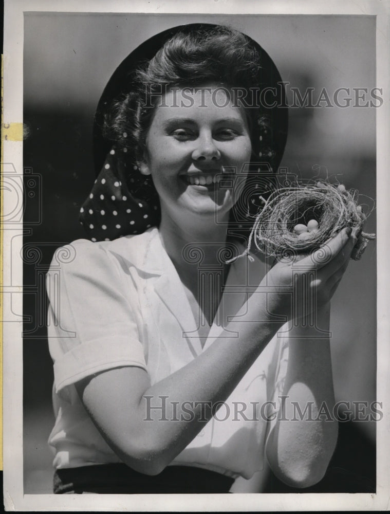 Load image into Gallery viewer, 1944 Press Photo LA Calif Mary E Martin with a birds nest &amp; eggs
