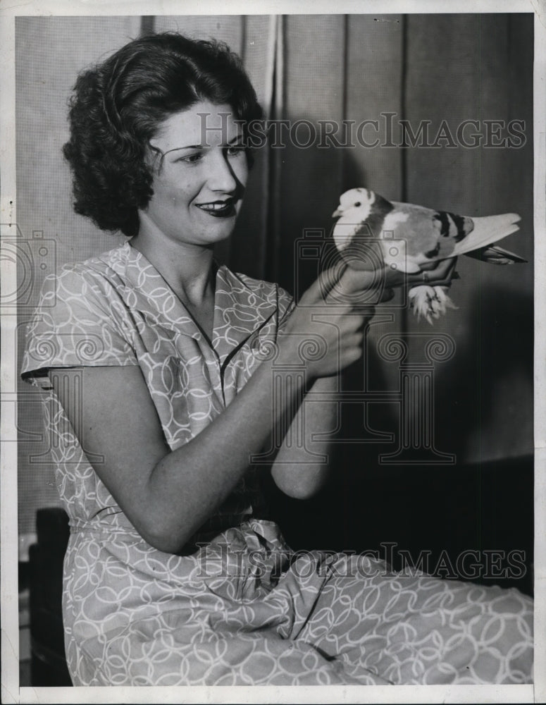 Load image into Gallery viewer, 1933 Press Photo Mrs Loretta Sullivan &amp; a pigeon she found in La Calif
