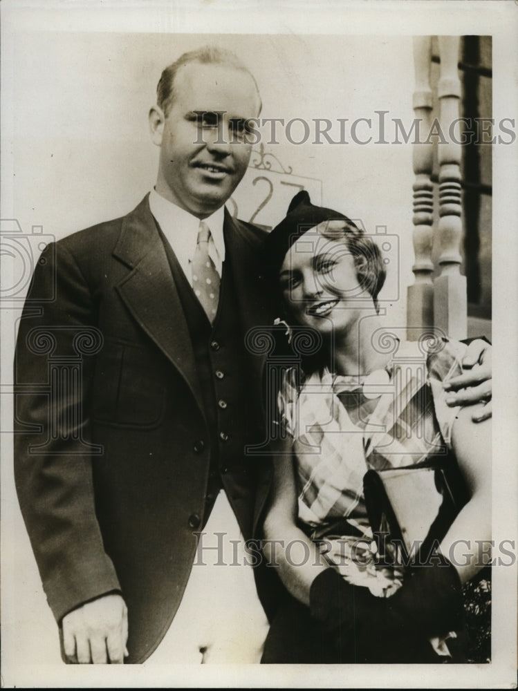 Load image into Gallery viewer, 1933 Press Photo Thomas M Ezzel broker &amp; wife getting re wed in La Calif
