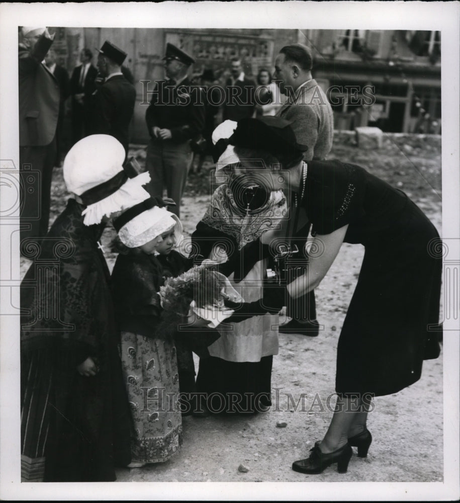 1947 Press Photo St MereL'Eglise Mrs Theo Roosevelt & French girls