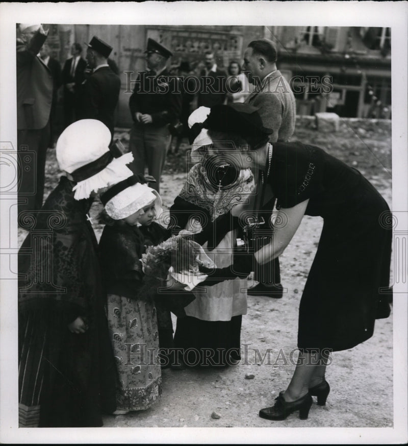 Load image into Gallery viewer, 1947 Press Photo St MereL'Eglise Mrs Theo Roosevelt &amp; French girls
