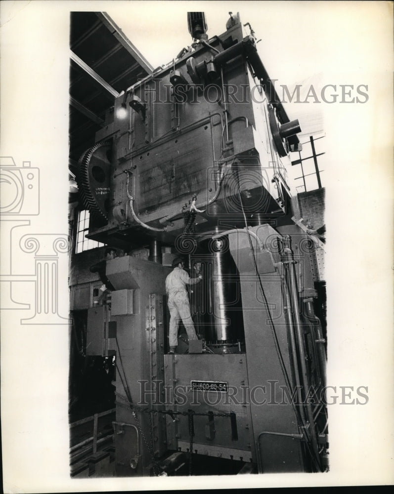 Load image into Gallery viewer, 1975 Press Photo Akron Ohio new 50 ton hydraulic press at Goodyear plant

