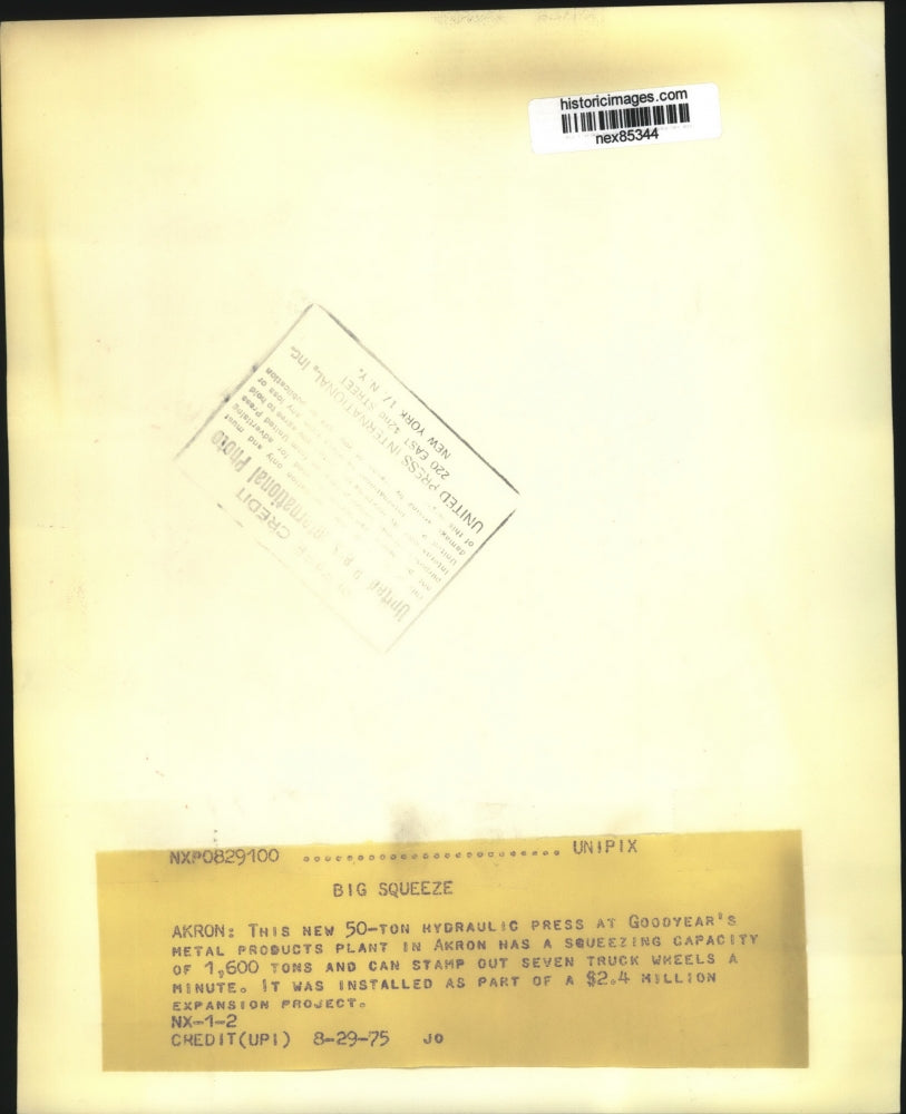 1975 Press Photo Akron Ohio new 50 ton hydraulic press at Goodyear plant